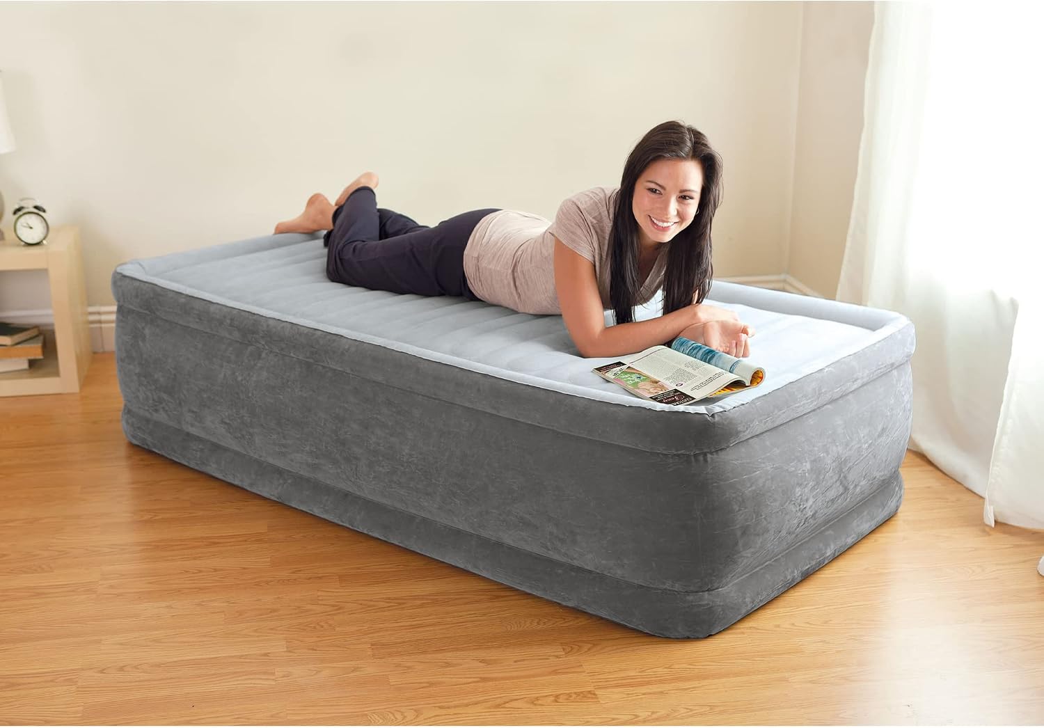 Intex Dura-Beam Deluxe 18" Twin Size Air Mattress with Built-in Pump - Image 9